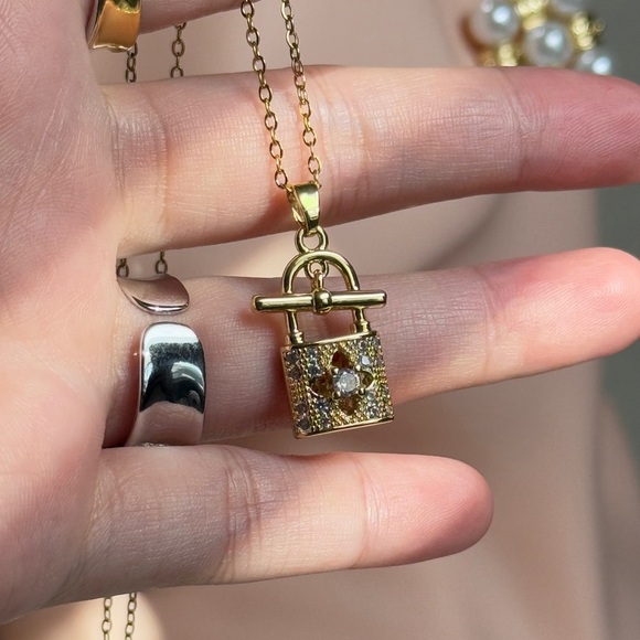 18K  Gold Plated Elegant Necklace and Padlock Pendant with Zirconia 💎 - Picture 9 of 11